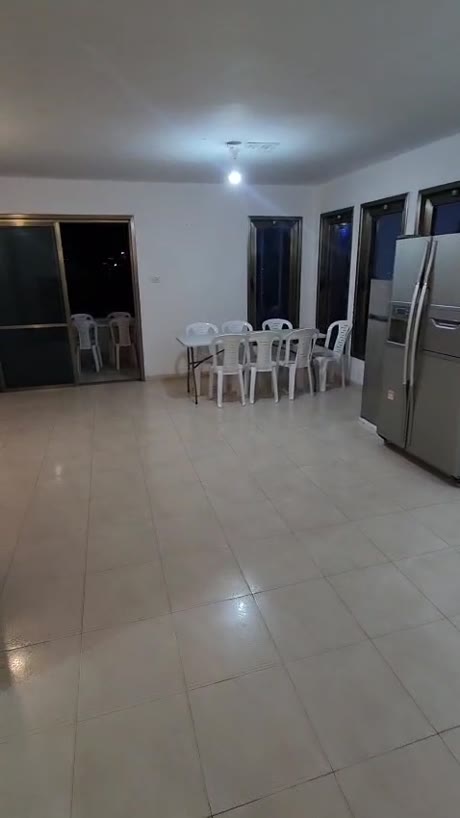 חלל אוכל מרווח בדירה מנוהלת בבית שמש