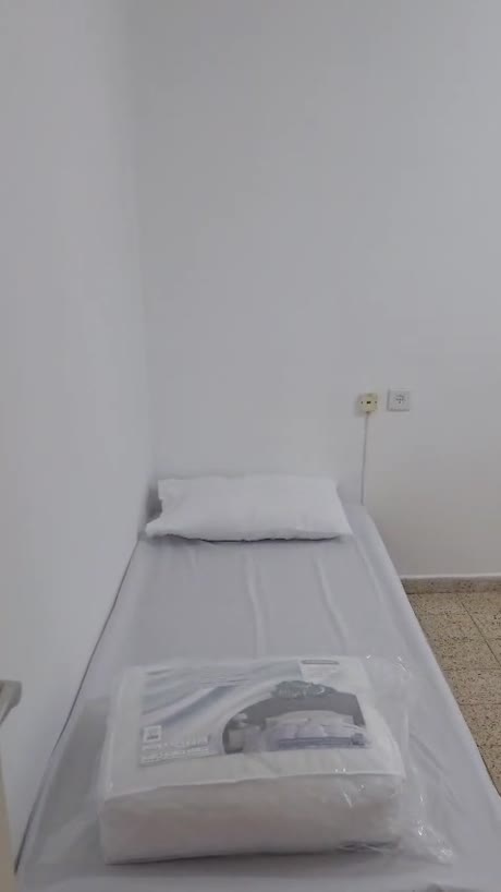חדר שינה מרוהט בדירה מנוהלת בהרצליה