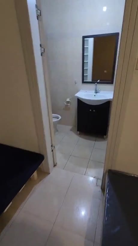 חדר רחצה נקי ומאובזר בדירה בבית שמש