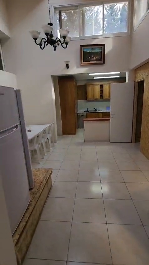 מטבח ופינת אוכל מרווחים בדירה מנוהלת