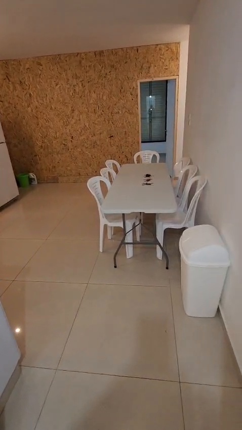 פינת אוכל מרווחת בדירה מנוהלת