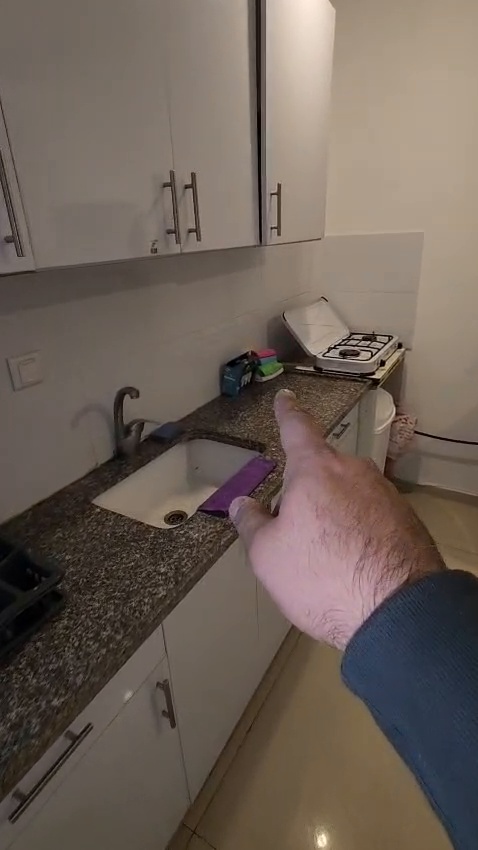 כיור מטבח מאובזר בדירה מנוהלת