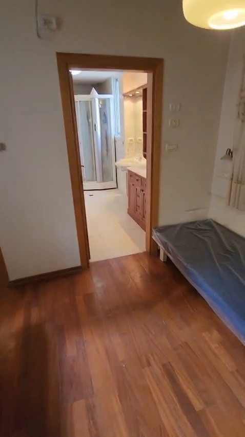 חדר שינה עם גישה לחדר רחצה בדירה מנוהלת