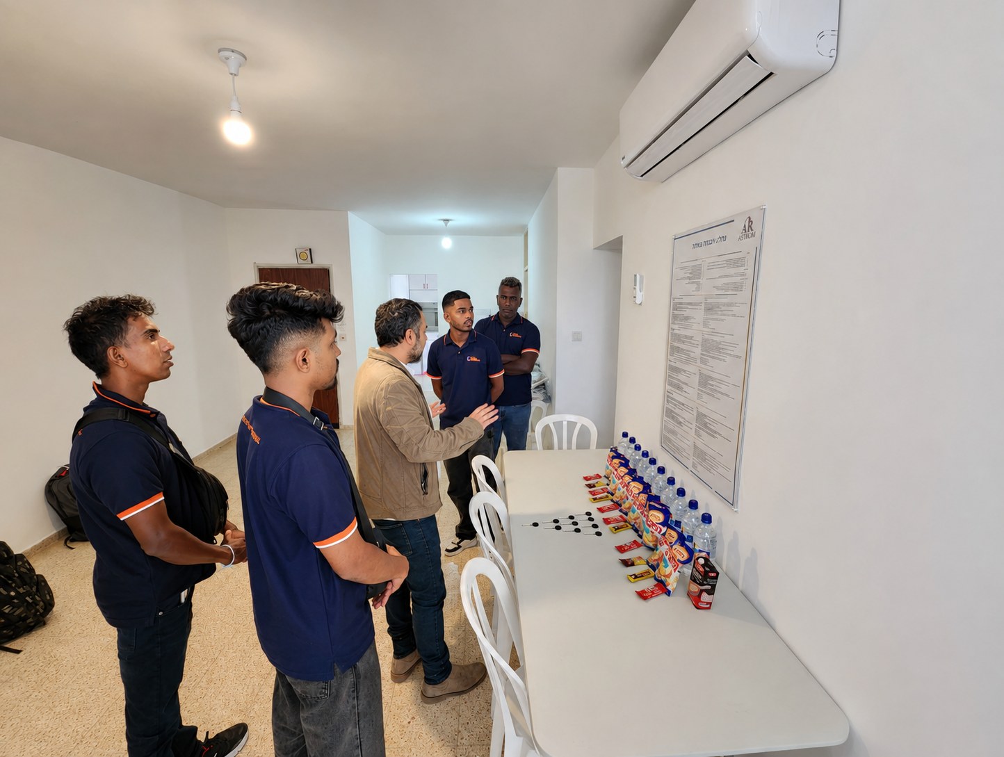 צוות אסירון מדריך עובדים על נהלי המגורים בדירה