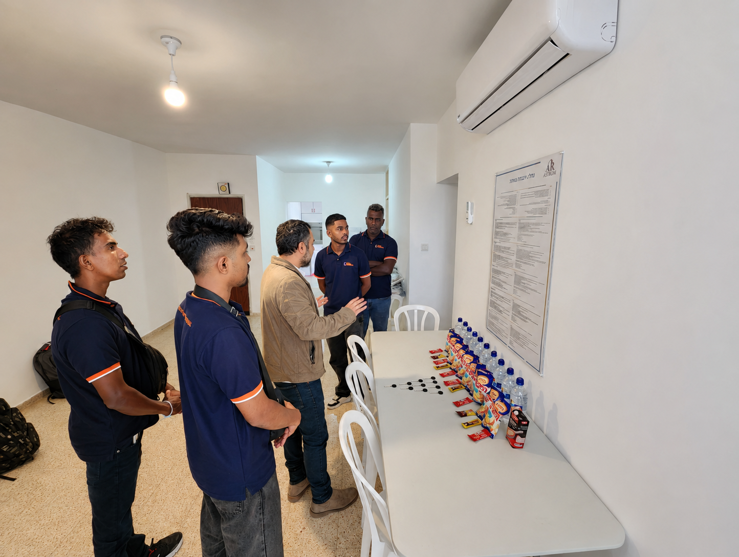 נציג אסירון מדריך עובדים בדירה מנוהלת ומאובזרת